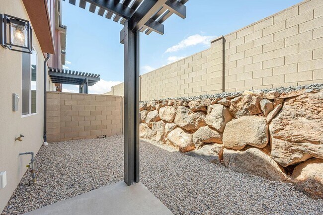 Building Photo - 3983 Razor Dr