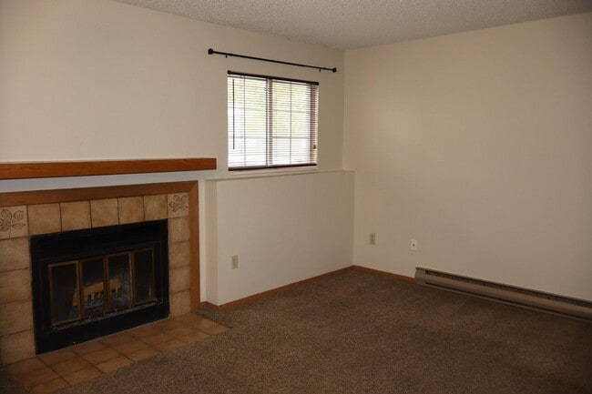 Building Photo - Spacious 2BR/2BA Condo Steps from Campus