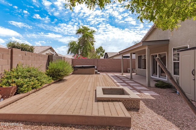 Building Photo - 4104 E La Salle St