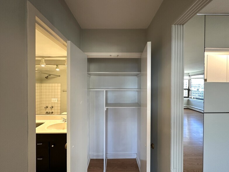 Building Photo - 450 W Wellington Ave