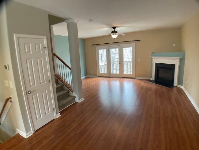 Building Photo - 3 Bed, 3.5 Bath Townhome with Garage!