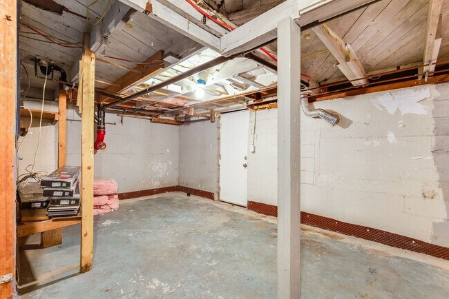 Building Photo - Charming 1 BD 1 BA cottage nestled on a be...