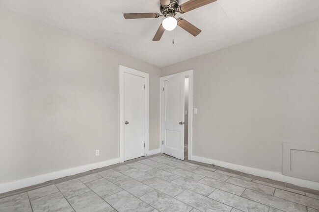 Building Photo - 4215 SW 11th Ave