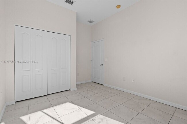 Building Photo - 1270 NE 39th Ave