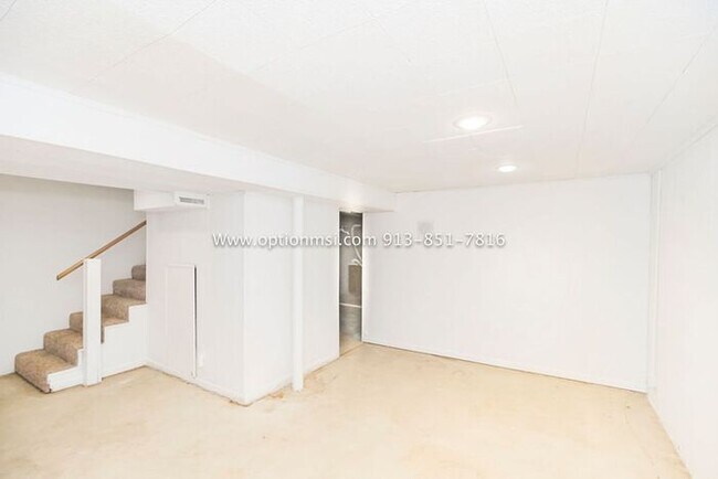 Building Photo - Towers 120- Spacious towhnhome!