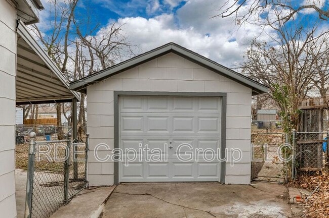 Building Photo - 1209 W Boyce Ave