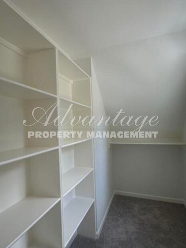 Building Photo - Gorgeous Updated Home For Rent in U of M a...