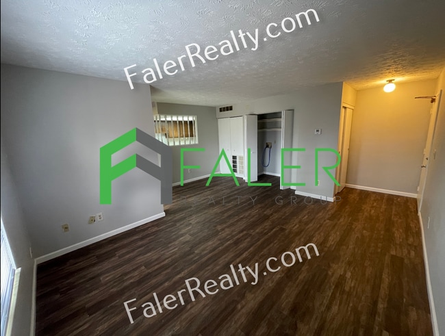 Building Photo - 2 bedroom, 1.5 bath apartment available now!