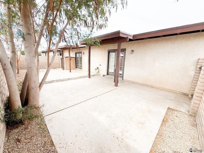Building Photo - 1465 E Laguna Pl