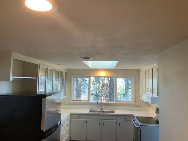 Building Photo - 3 Bedroom House in Hendrick's Park Area