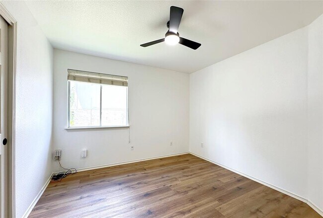 Building Photo - 906 Mammoth Ct