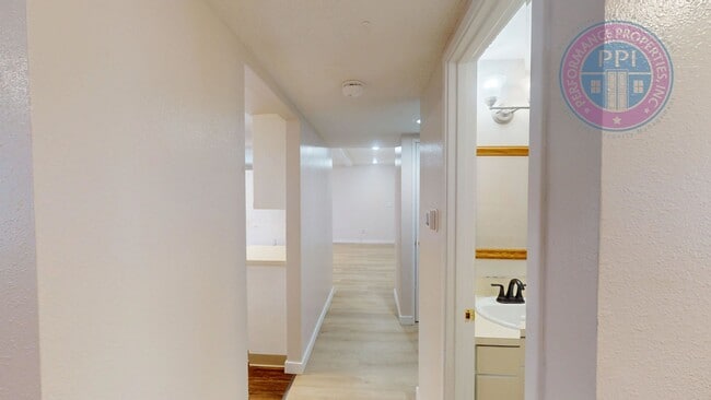 Building Photo - Prime West Linn Location - Walkable to Hig...