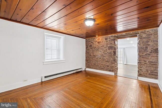 Building Photo - 1687 E Main St