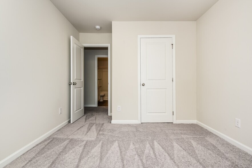 Building Photo - 3573 Saratoga Cir