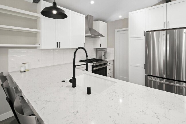 Building Photo - Luxurious Living at Its Finest | 1-Bedroom...