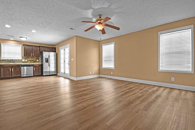 Building Photo - Pet Friendly Three Bedroom!