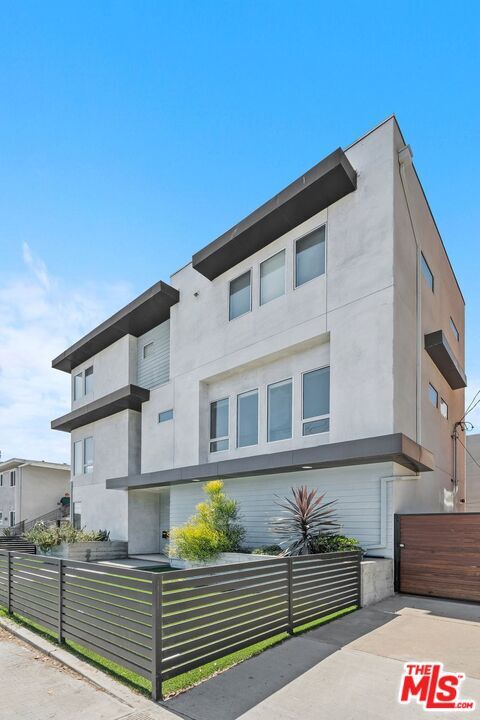 Building Photo - 3623 1/2 S Centinela Ave