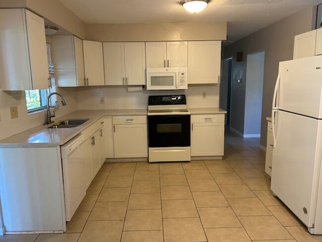Building Photo - Beautifully landscaped 2/1/1 Jungle Prada ...