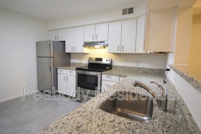 Building Photo - 2233 Lovedale Ln