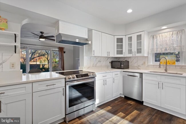 Building Photo - 6800 Melrose Dr