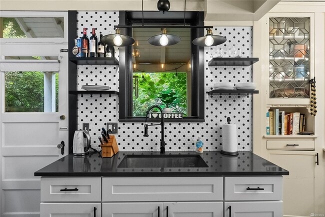Building Photo - Cute North Tacoma Home - Stadium District ...