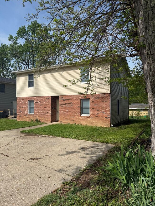 Building Photo - 1110 S Park Ave