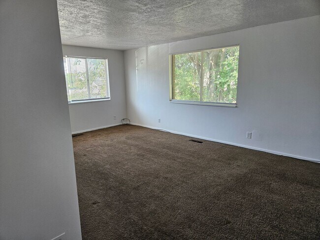 Interior Photo - 349-357 N 800 W