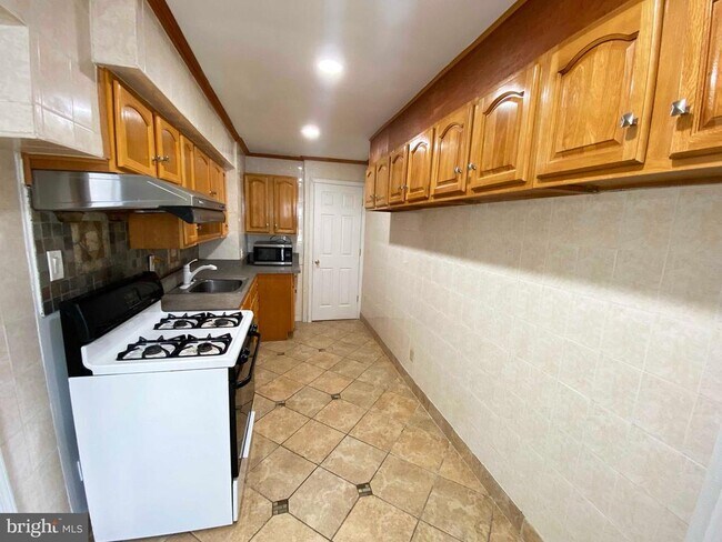 Building Photo - 6330 Leonard St