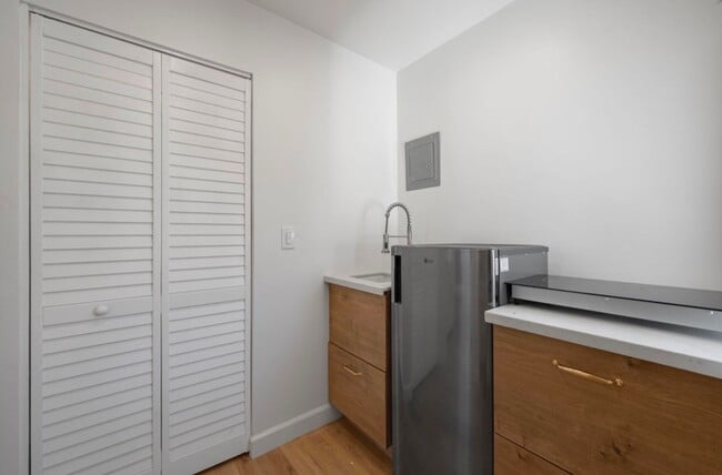 Building Photo - 1 Bedroom 1 Bathroom Studio in Pacific Beach.