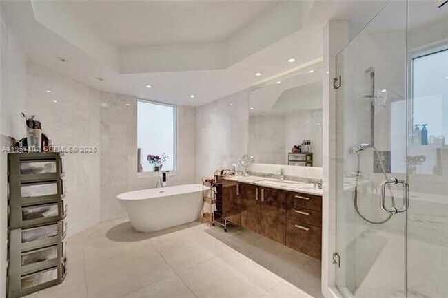 Building Photo - 21200 Point Pl