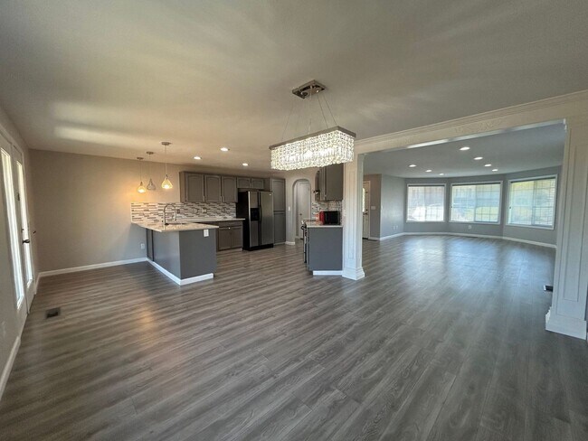 Building Photo - AVAILABLE NOW!! 3bd/2ba FANTASTIC Dead End...