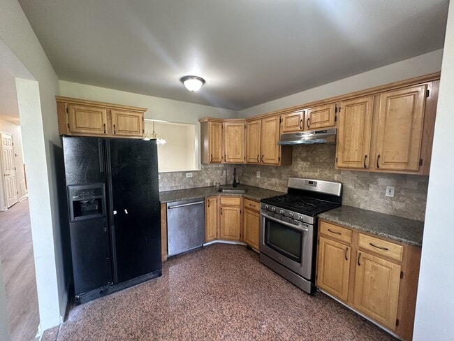 Building Photo - 3 bedrooms, 2.5 bathrooms