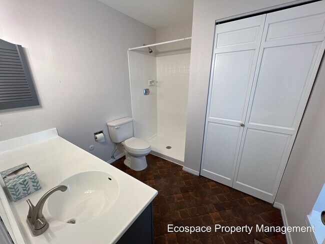 Building Photo - Four Bedroom House in the Smoky Hill neigh...