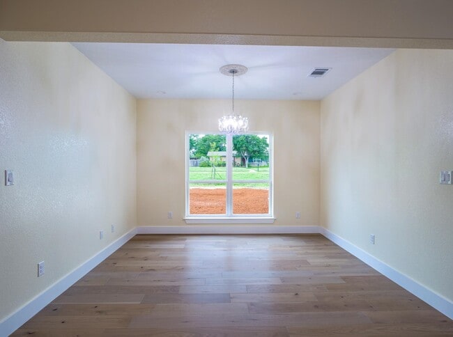 Building Photo - 1415 Bluebonnet Dr
