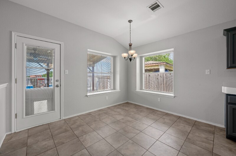 Building Photo - 1500 Lochaline Loop