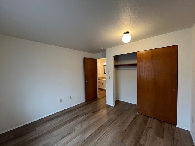 Building Photo - Conveniently Located 2 Bedroom in a Fourplex Unit