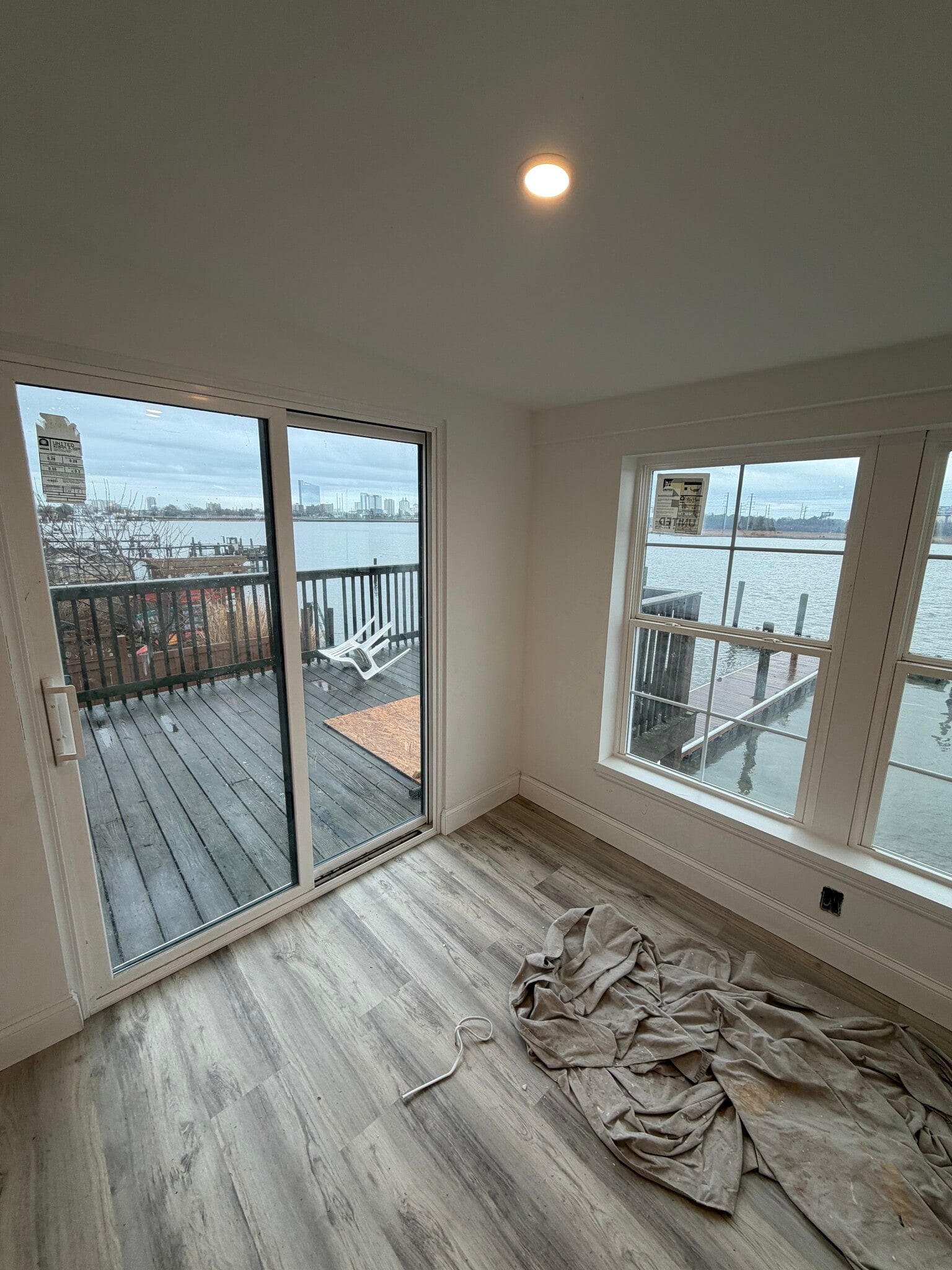 Building Photo - 1658 W Riverside Dr