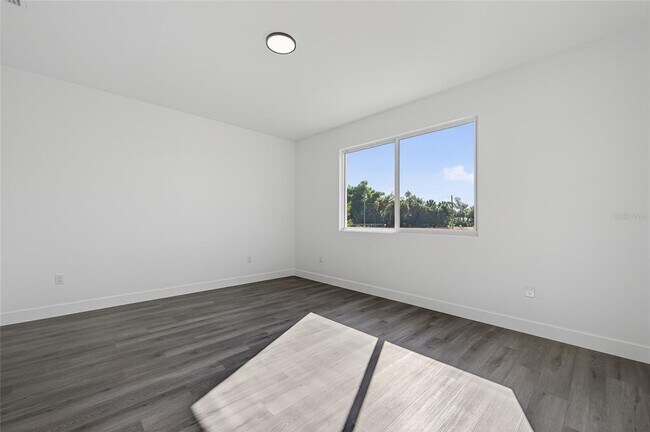 Building Photo - 511 Sweetwater Dr