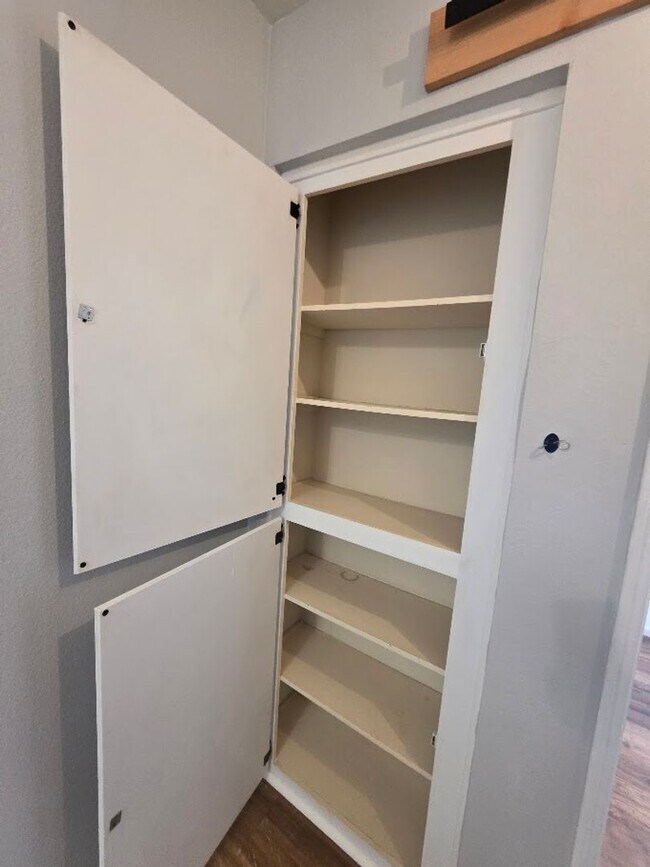 Building Photo - RENOVATED 2BD/1.5 BATH WITH PARKING, LAUNDRY, AND FULL H-VAC