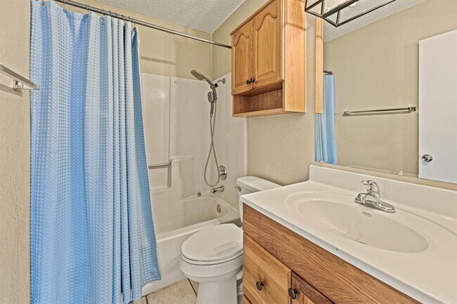 Building Photo - 906 Oleander Ln