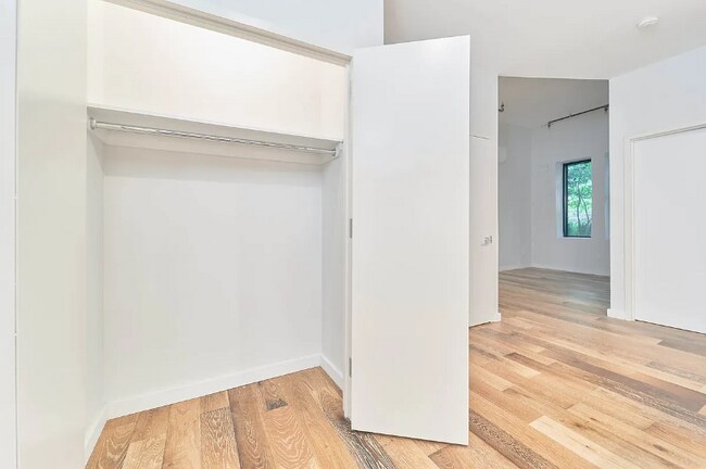 Building Photo - 945 Bergen St