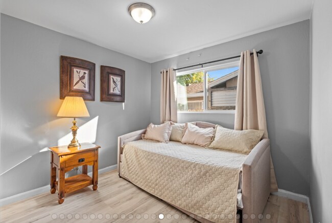 Building Photo - 325 Falcon Dr