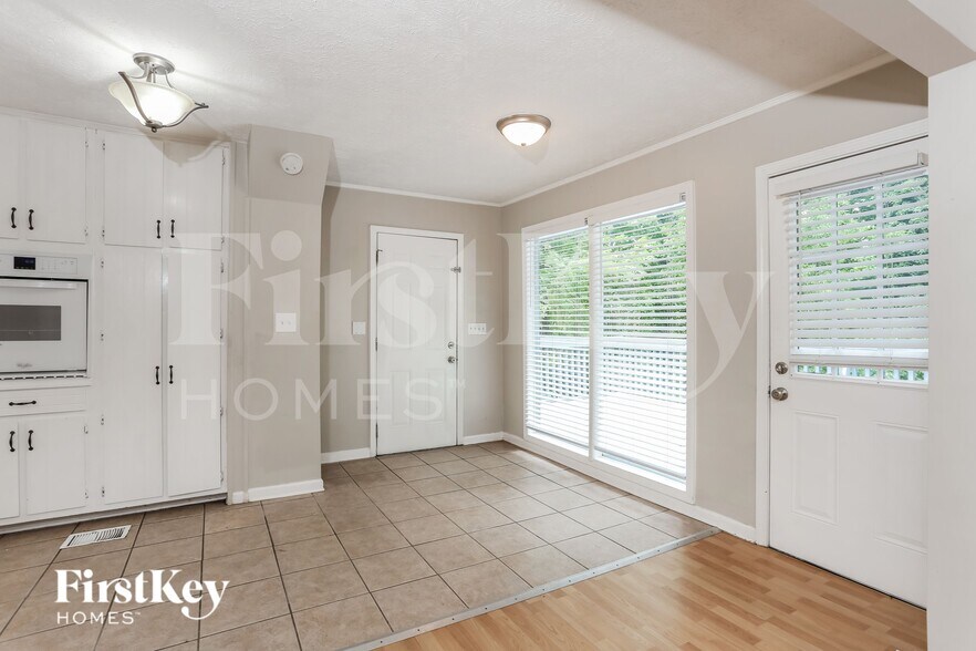 Building Photo - 3120 Oak Dr