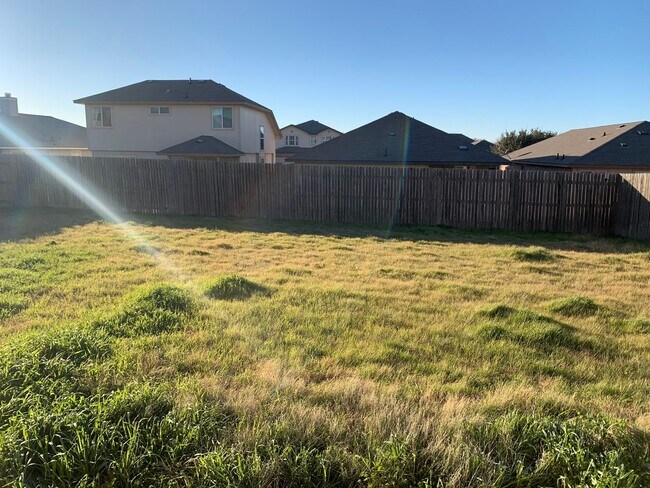 Building Photo - 5001 Bridgewood Dr