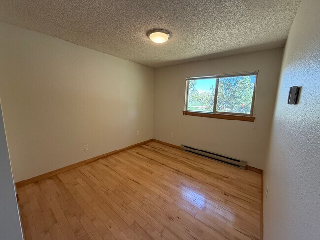 Building Photo - Beautiful 3 Bed/1 Bath Home with Large and Fenced Backyard - SE Bend