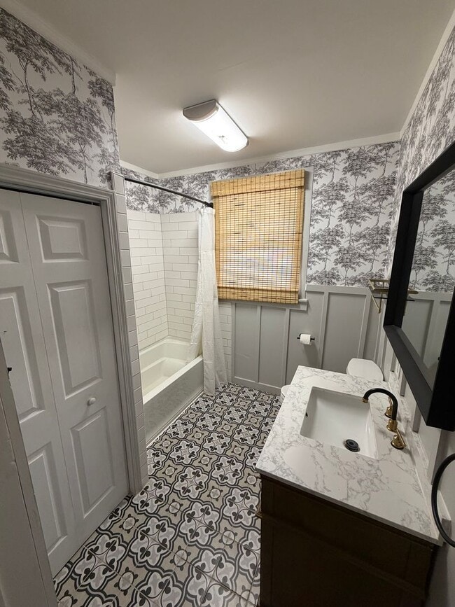 Building Photo - 3 bed 2 bath in Historic Downtown Troy