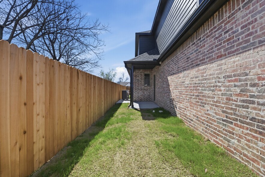 Building Photo - 316 E Elgin St