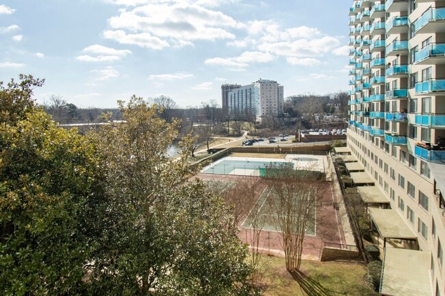 Building Photo - Spacious 1BR / 1 BA at Grosvenor Park III ...
