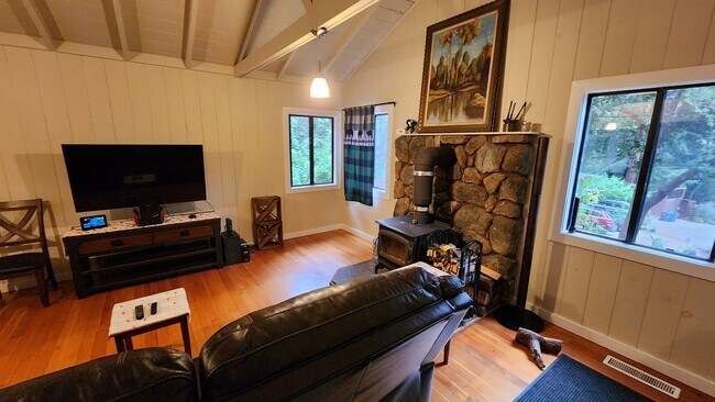 Building Photo - Beautiful Boulder Creek Redwood Cabin!