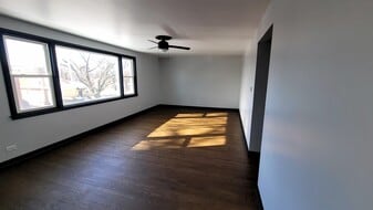 Building Photo - 5122 W Gladys Ave